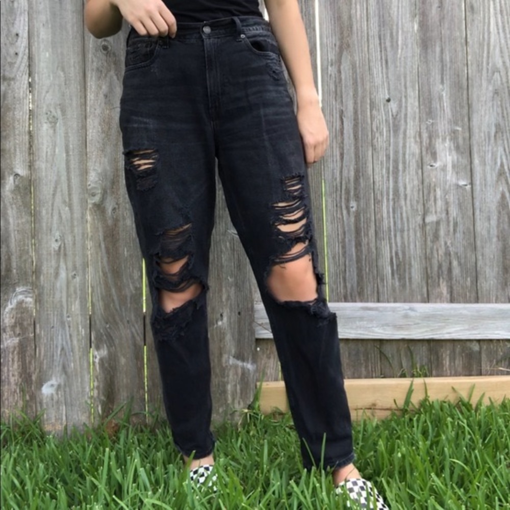 AMERICAN EAGLE BLACK RIPPED JEANS high rise